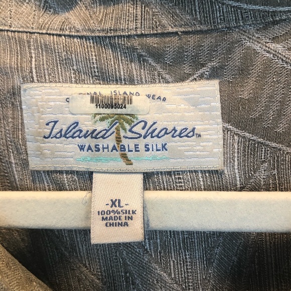 Island Shores | 100% Silk button down short sleeve - Picture 4 of 4
